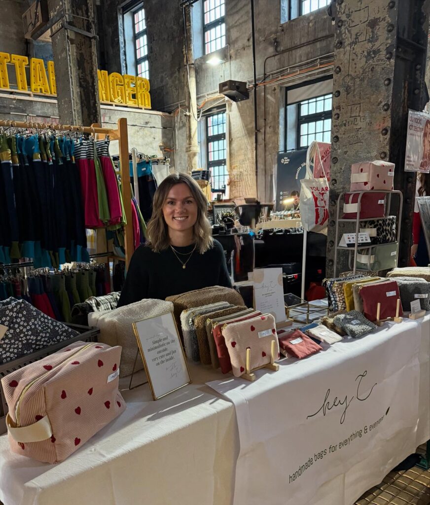 Carina an ihrem hey C Stand auf einem Designmarkt