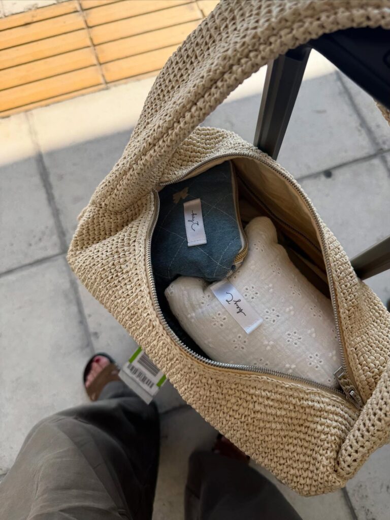 Kosmetiktaschen in einer gehäkelten Tasche