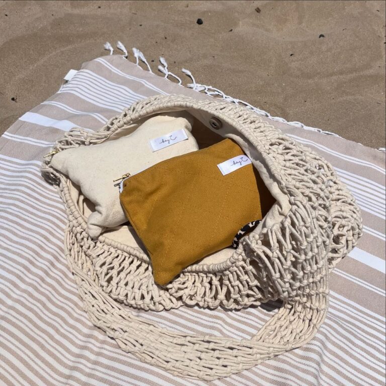 Pouch in Senfgelb in einer Strandtasche