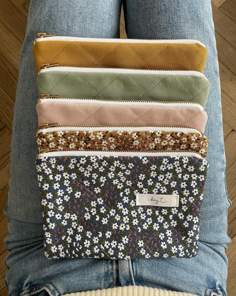 Pouches in Senfgelb, Salbei, Rosa und mit Blumenmuster auf dem Schoß