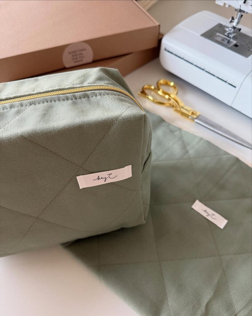 Große gesteppte Kosmetiktasche in Salbeigrün mit goldenem Reißverschluss