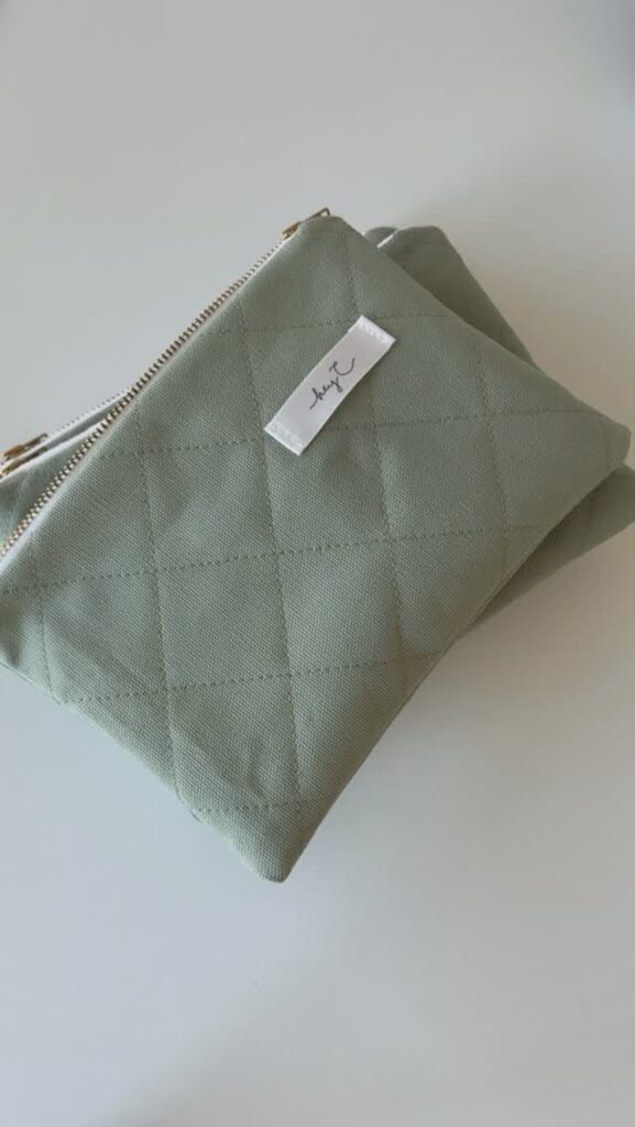 Gesteppte Tasche in Salbeigrün mit hey C Label