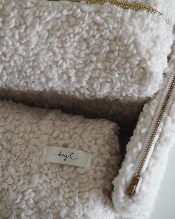 Kosmetiktaschen aus Teddystoff in Offwhite