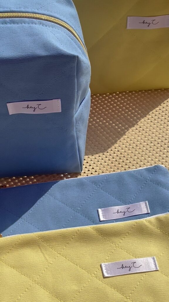 Kosmetiktaschen in Hellblau und Zitronengelb