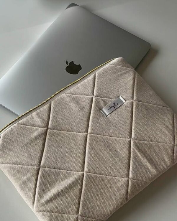 Gesteppte Laptoptasche in Creme für 13-Zoll-Laptops