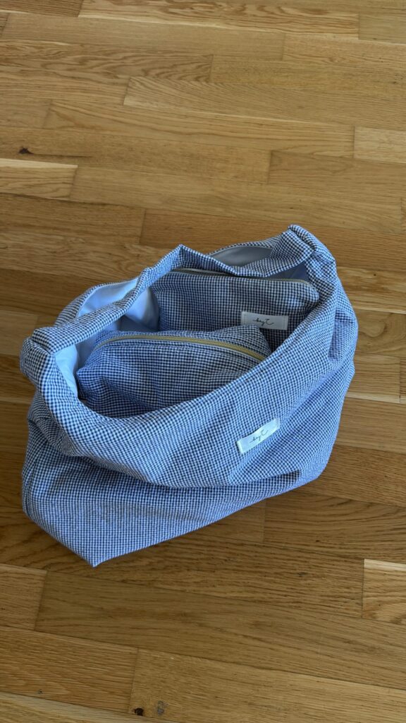 Maxi Summer Bag in Karo Blau auf einem Holzboden