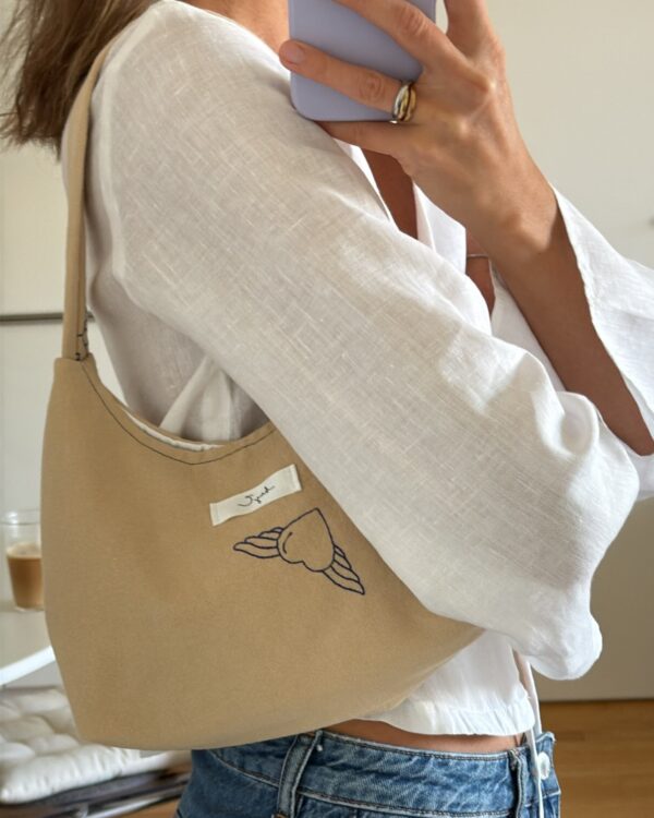 Mini Summer Bag in Sand, über der Schulter getragen