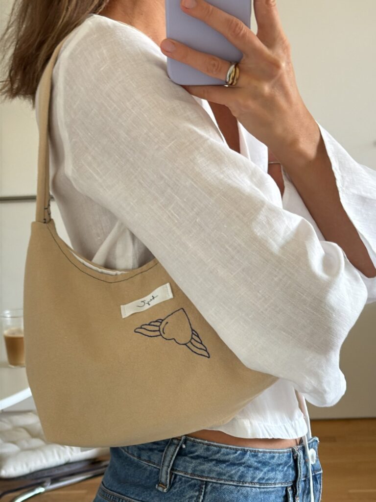 Mini Summer Bag in Sand, über der Schulter getragen
