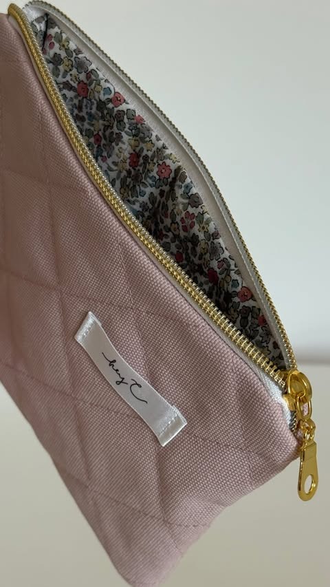 Pouch in Light Pink geöffnet, innen mit Blumenstoff